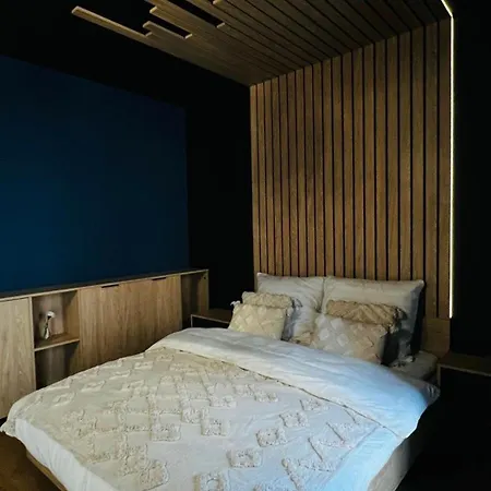 Luksusowy Tu I Teraz * ホジューフ